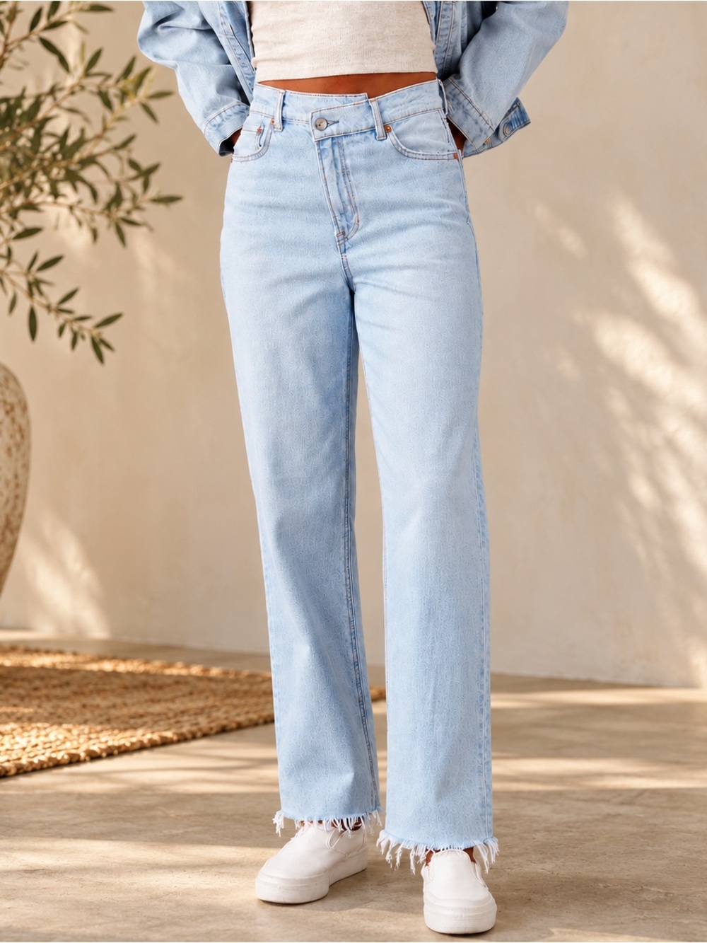 American Eagle Strigid Highest Crossover Waist Baggy Straight Jeans & Frayed Hem
